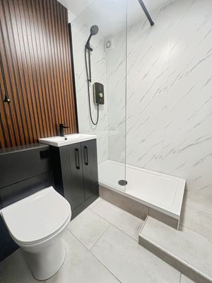 Shower room- click for photo gallery